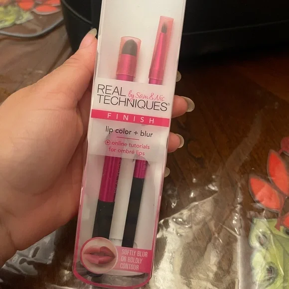 4 pieces  
2 brush sets  
2 eyeshadow palettes - Picture 4 of 7